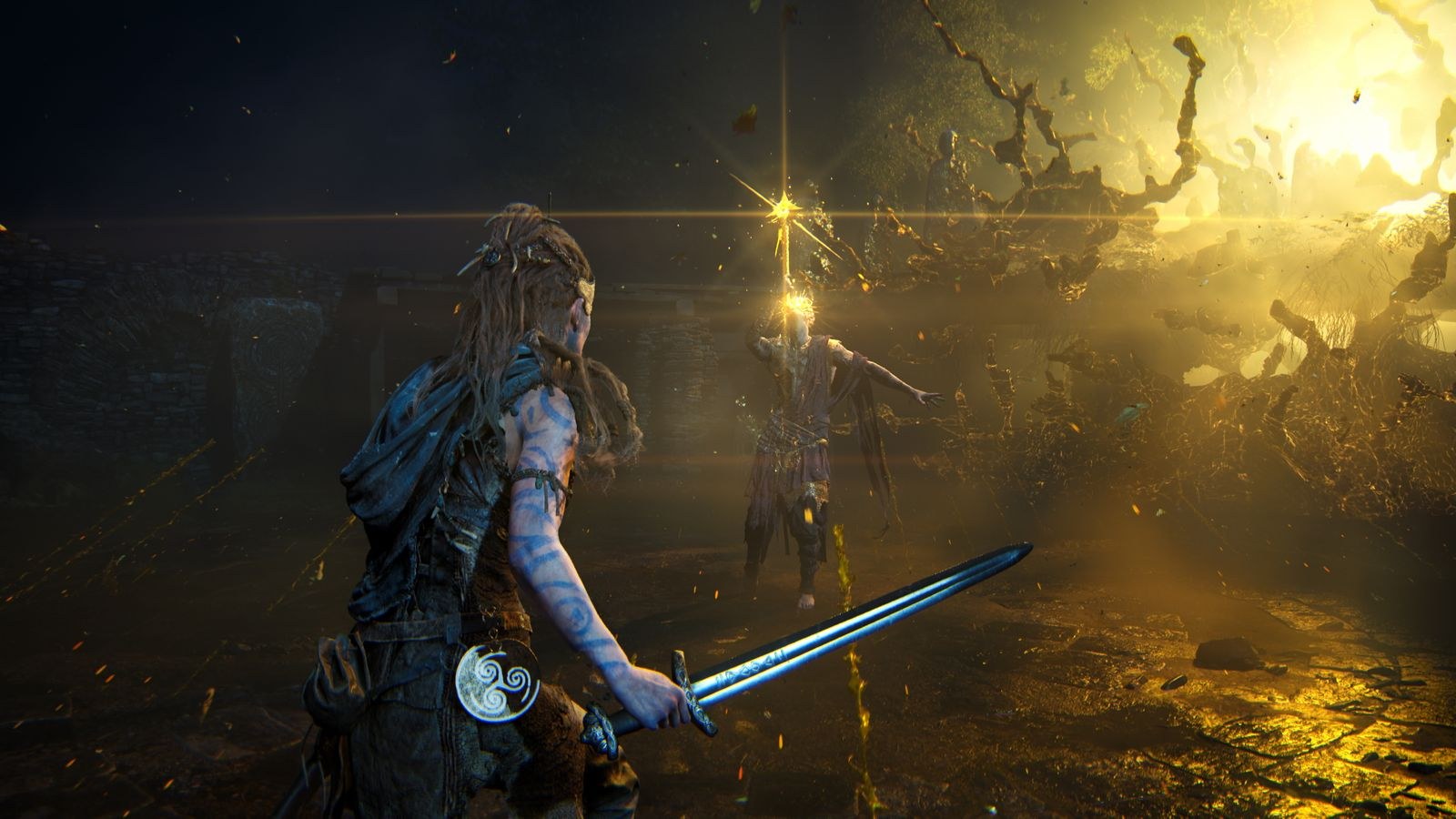 Senua screenshot showing Senua with a sword facing a glowing enemy